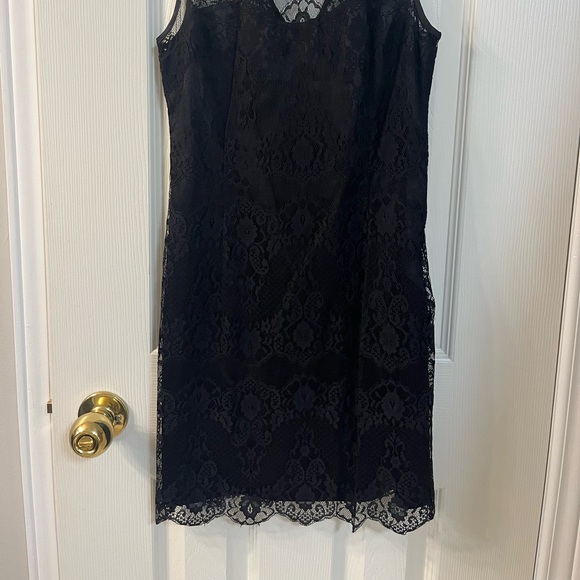 Lace cocktail dress with sweetheart lining neckline - Picture 3 of 3